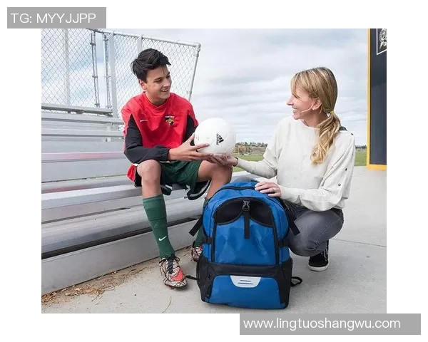 足球明星运动背包助你轻松携带装备展现运动风采与时尚魅力